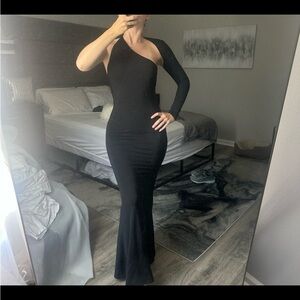 Elegant Black One-Shoulder Maxi Dress